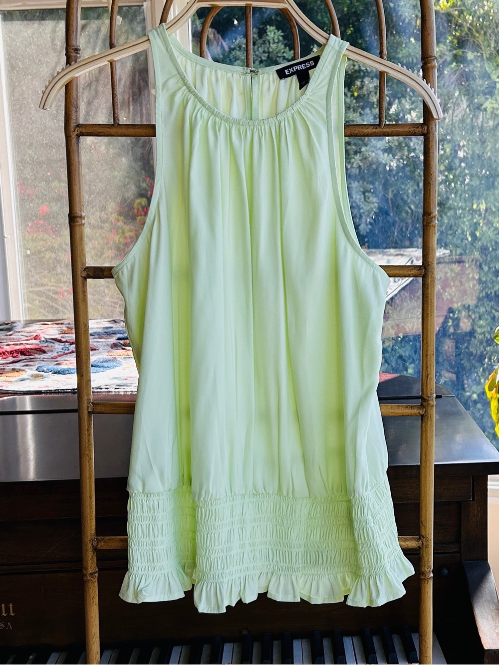 Express Women’s Pale Lime green Sleeveless Smocked-Hem top size XL - Picture 1 of 8